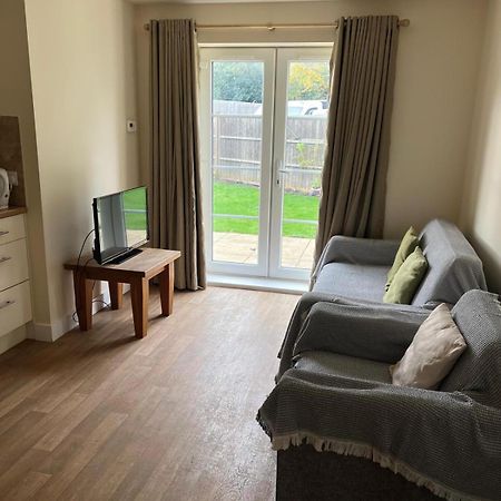 Ybc Court, Aldershot Apartment Ngoại thất bức ảnh